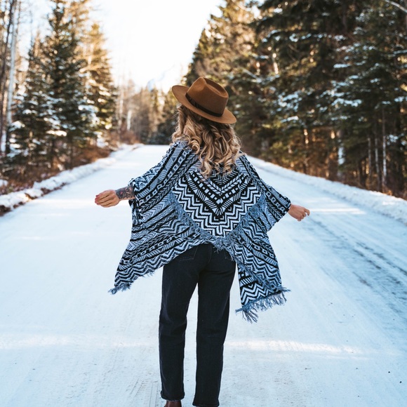 Black and white shawl poncho cardigan ruana - Picture 1 of 3